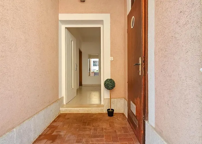 Διαμέρισμα Adila 4 *