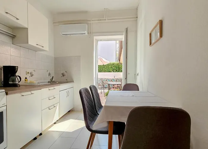 Διαμέρισμα Adila 4 *